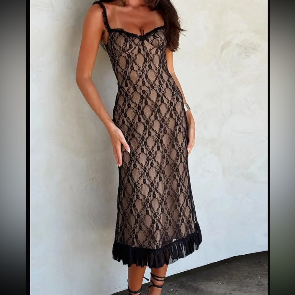 Elegant Black Lace Nightgown - Picture 5 of 8